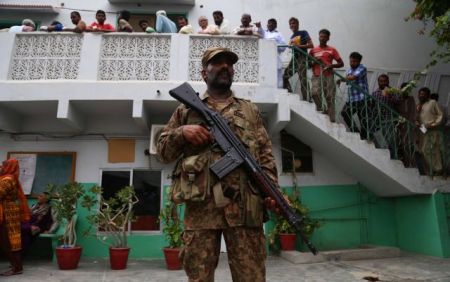 Πακιστάν: 28 νεκροί και δεκάδες τραυματίες σε εκλογικό κέντρο