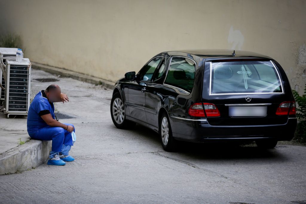 Τους ιατροδικαστές ευχαρίστησε η κυβέρνηση για το έργο τους