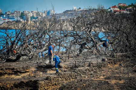 Θάνατος και απελπισία στο Μάτι πέντε μέρες μετά
