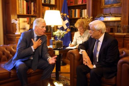 Ο Μισέλ Μπαρνιέ συμπαρίσταται στον Προκόπη Παυλόπουλο