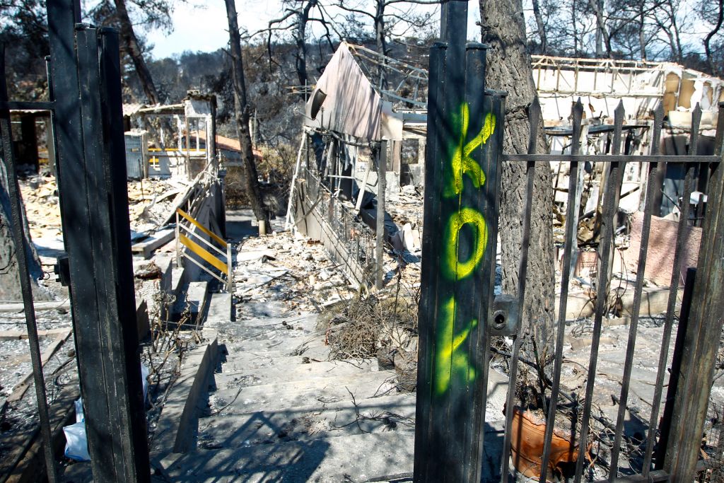 Μάτι : Οι κάτοικοι μαζεύουν τα συντρίμμια τους, σε έναν απέραντο νεκροθάλαμο