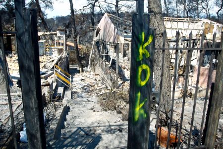 Μάτι : Οι κάτοικοι μαζεύουν τα συντρίμμια τους, σε έναν απέραντο νεκροθάλαμο