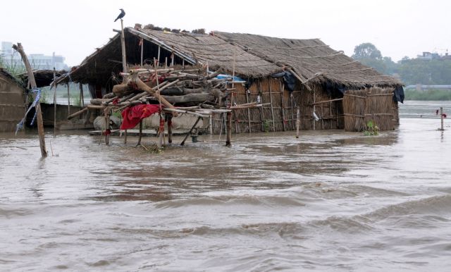 Στους 49 οι νεκροί από σφοδρές βροχοπτώσεις στην Ινδία