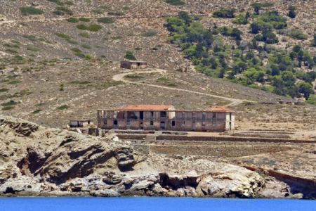 Κατεδαφίζονται τα αυθαίρετα στη Μακρόνησο