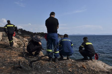 Πως οι διασώστες έσωσαν τους εγκλωβισμένους από βραχώδη ακτή στο Μάτι