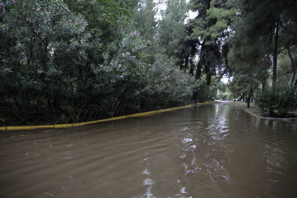 Αθήνα: Σε λίμνες μετατράπηκαν οι δρόμοι λόγω της καταιγίδας