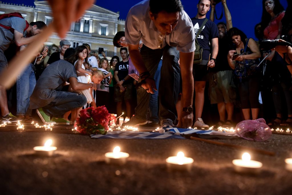 Συγκέντρωση για τα θύματα της πυρκαγιάς στο Σύνταγμα