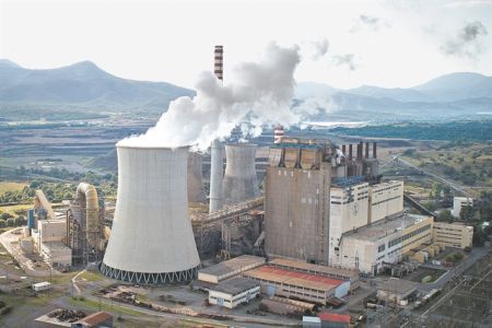 Πνιγμένη στα χρέη η ΔΕΗ, ζητεί σωσίβιο με… επιδοτήσεις