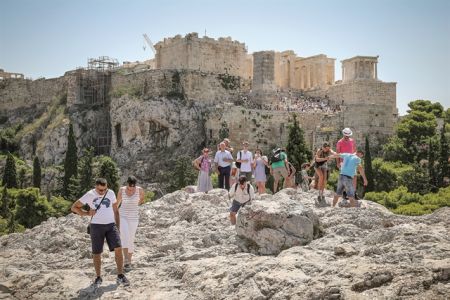 Κοιτάζουμε μπροστά και ελπίζουμε για τον τουρισμό