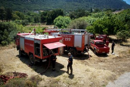 Σε ύφεση πυρκαγιά στη Γαλαζιά Ακτή στον Σχοινιά