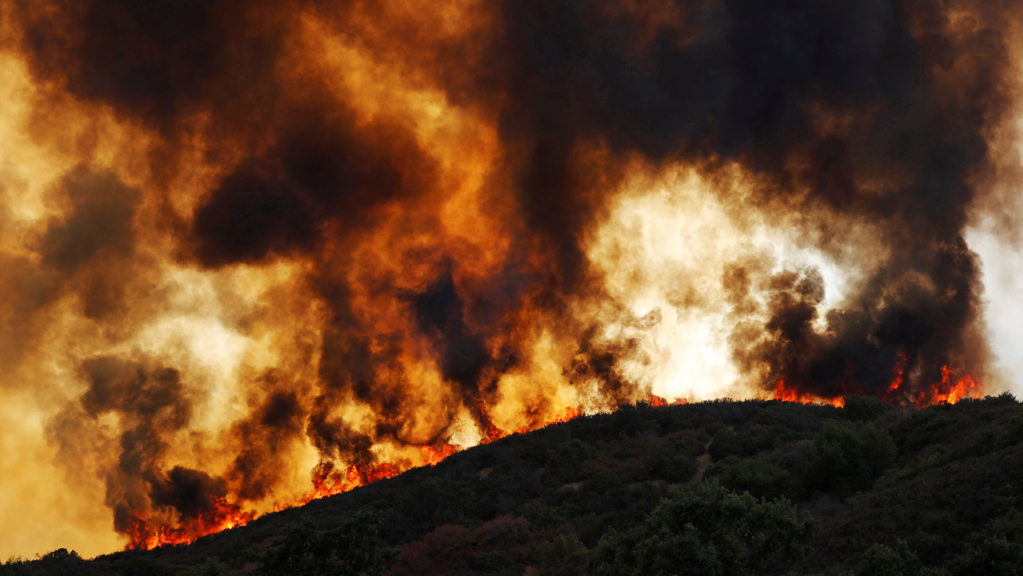 Καλιφόρνια: 1.200.000 στρέμματα έχουν παραδοθεί στις φλόγες – Μάχη δίνουν 14.000 πυροσβέστες