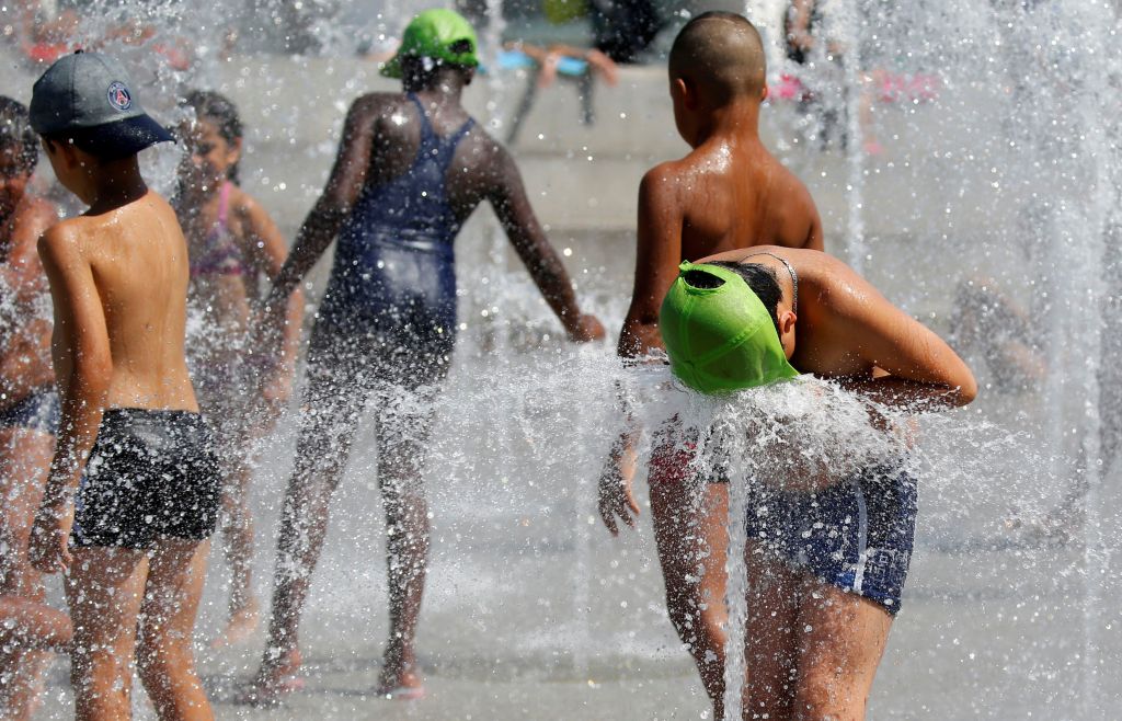 Σε κλοιό καύσωνα παραμένει η δυτική Ευρώπη
