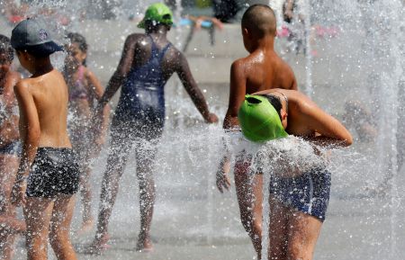 Σε κλοιό καύσωνα παραμένει η δυτική Ευρώπη