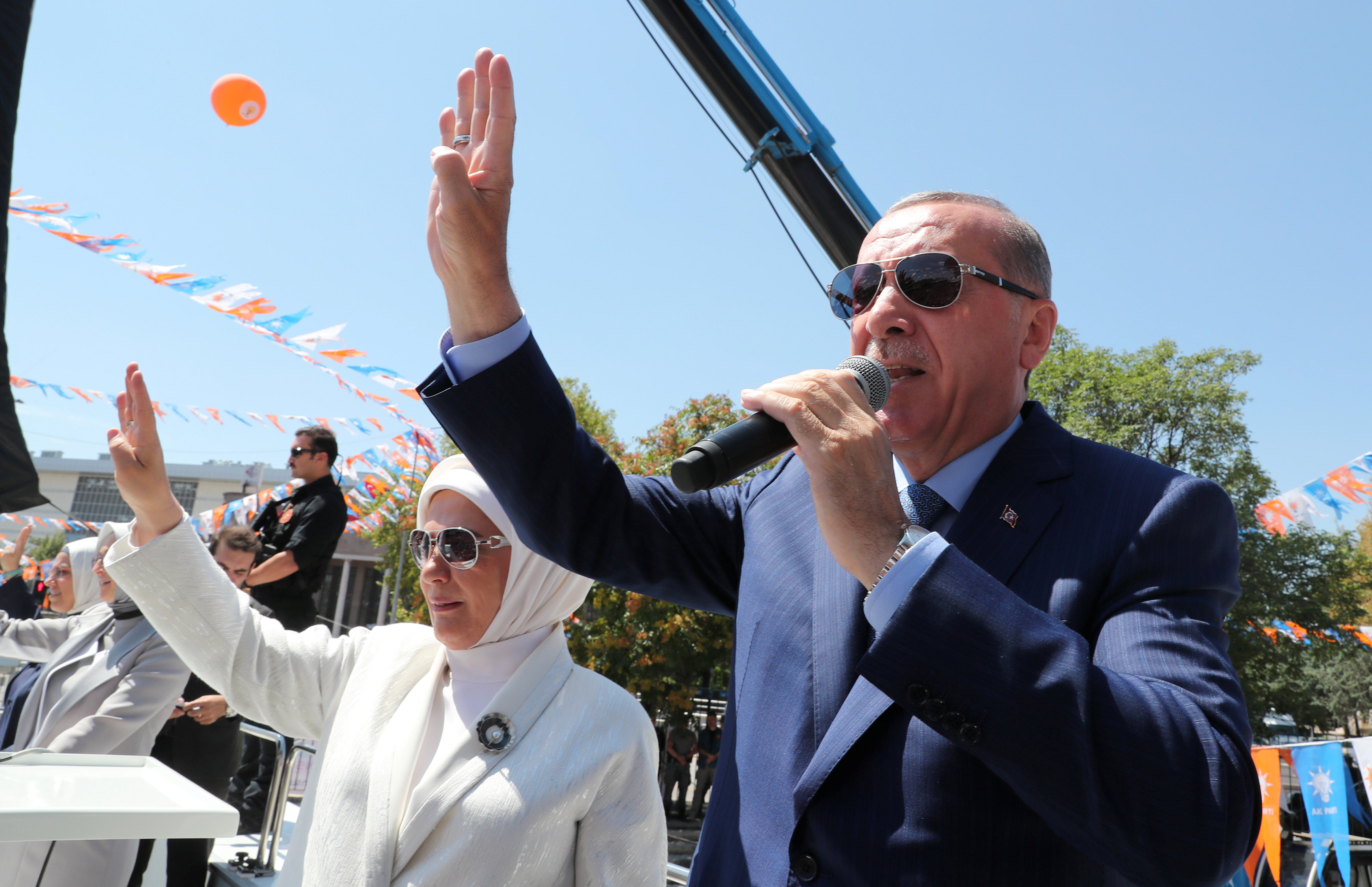 Υπό πίεση η τουρκική οικονομία: Στο θεό εναποθέτει τις ελπίδες του ο Ερντογάν