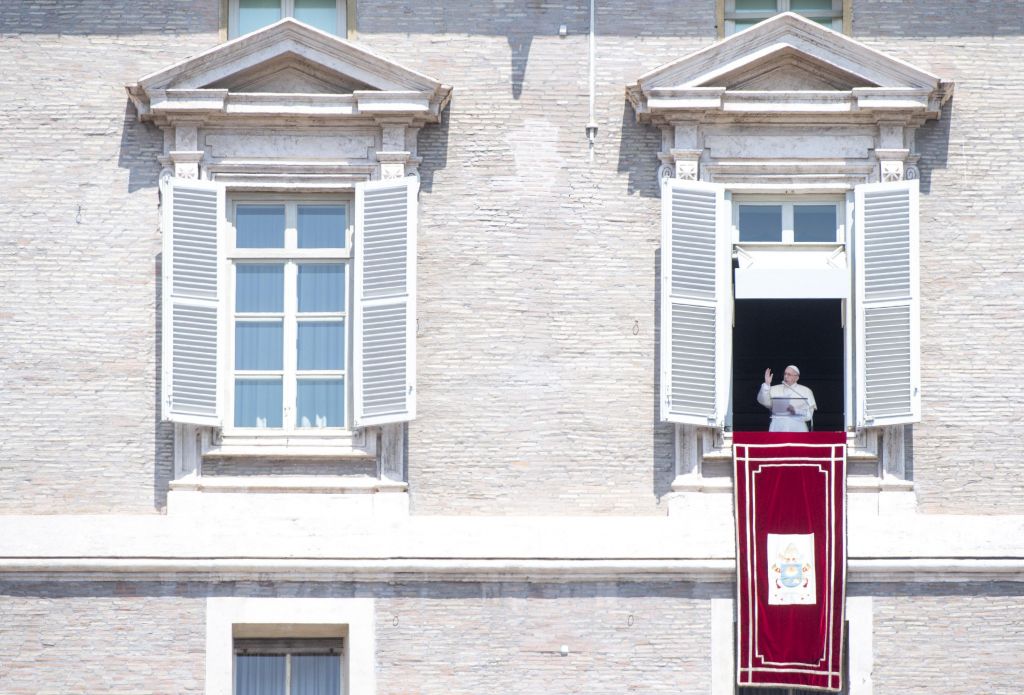 Από 88% στο 71% η δημοτικότητα του πάπα Φραγκίσκου