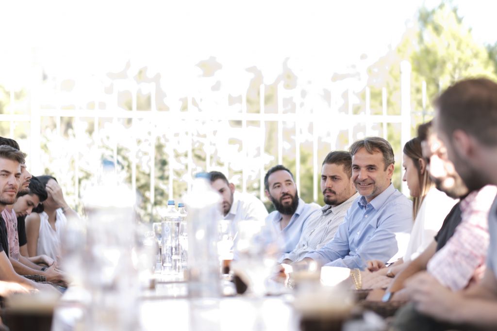 Τις προτάσεις της ΝΔ για την εστίαση ζητήσε με νέους εργαζόμενους ο Μητσοτάκης