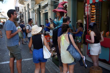 Η ΑΑΔΕ ενημερώνει τους τουρίστες για τις αποδείξεις