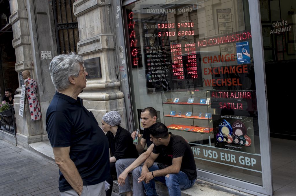 Προειδοποιήσεις Fitch στην Τουρκία για την πτώση της λίρας