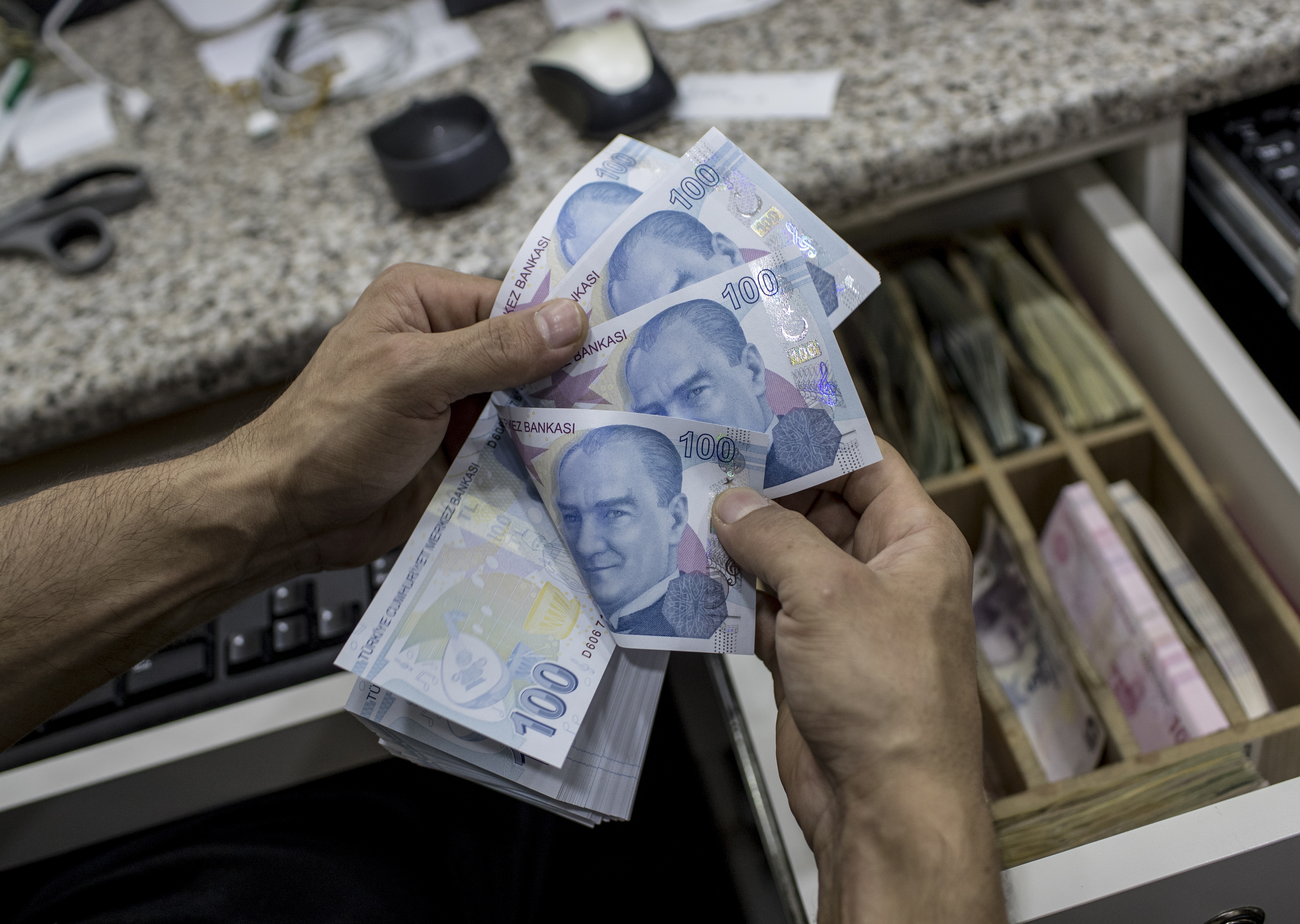 Ανησυχία στις αγορές από την κατάρρευση της τουρκικής λίρας