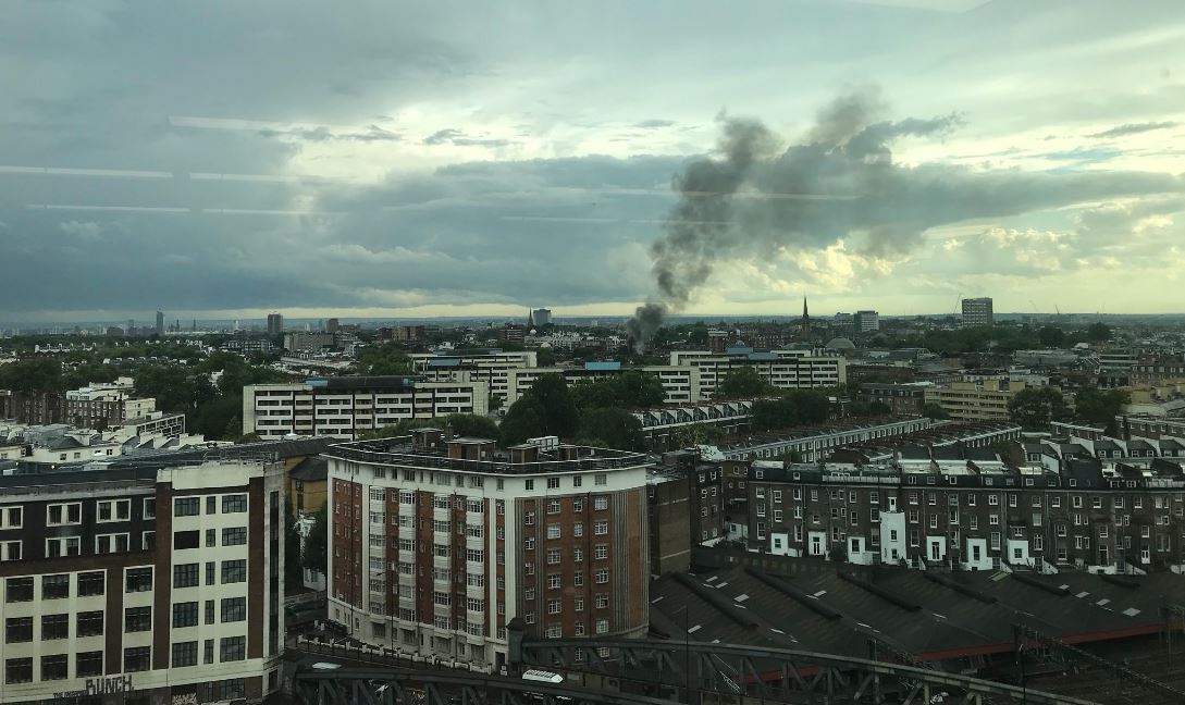 Φωτιά σε τετραώροφο κτίριο στο Λονδίνο