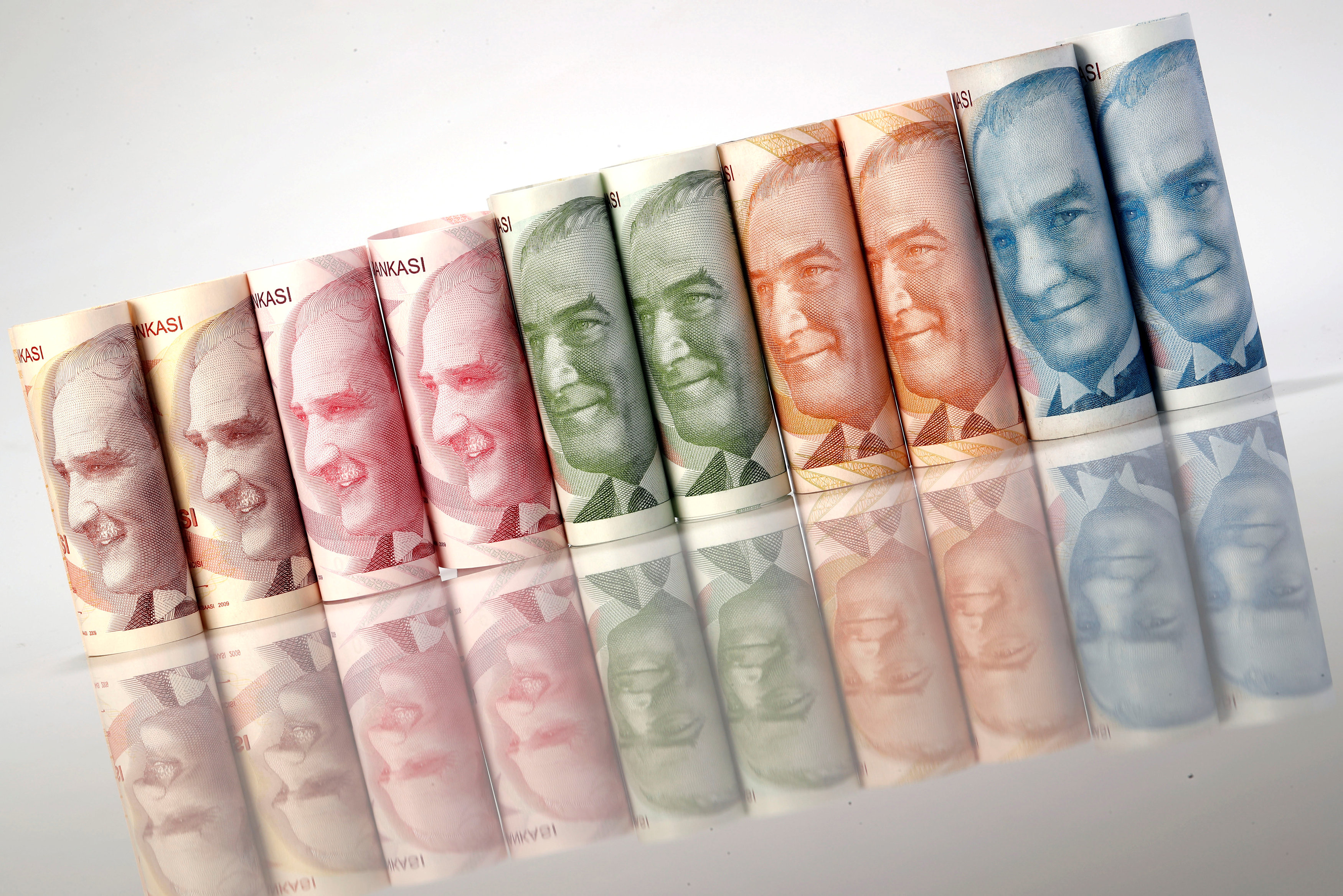 Νέα βουτιά για την τουρκική λίρα – Αναταράξεις στις διεθνείς αγορές –