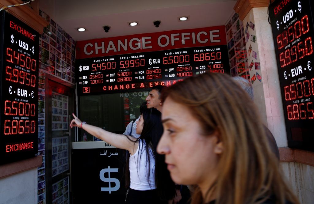 Ερντογάν σε Τούρκους : Βγάλτε τα δολάρια από το στρώμα και μετατρέψτε τα σε λίρες – Μεγάλη πτώση της τουρκικής λίρας