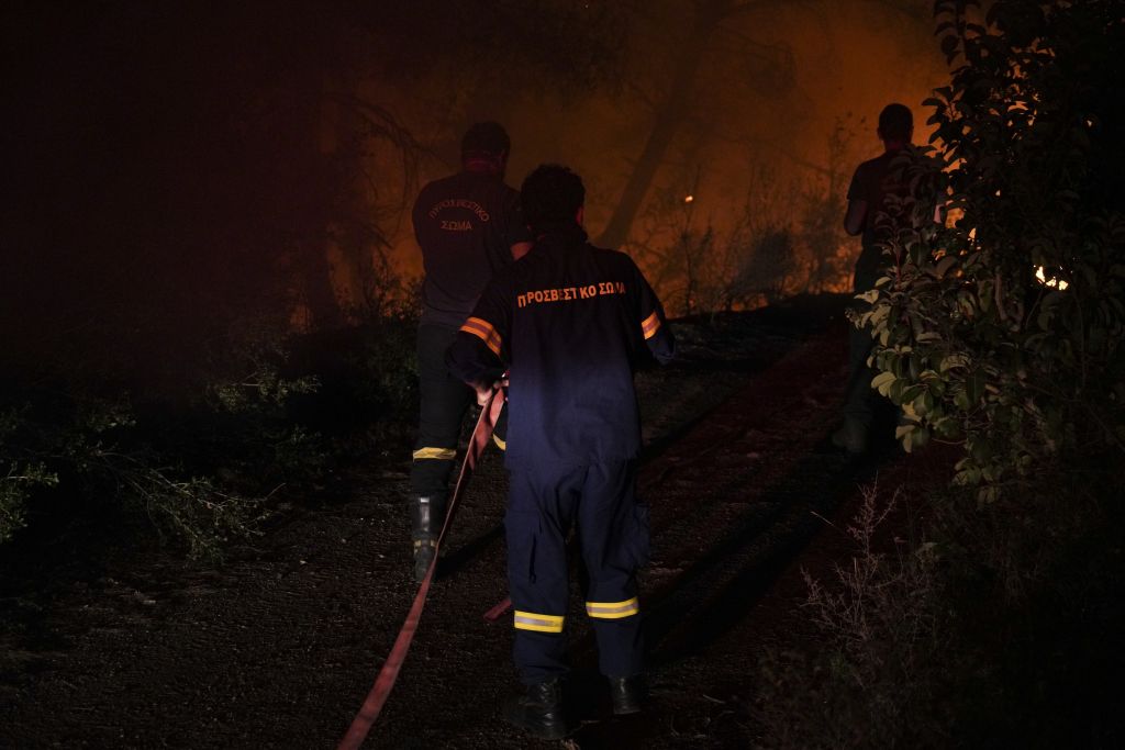 Εύβοια : Σε ύφεση η πυρκαγιά – «Δεν υπάρχει φλόγα, μόνο διάσπαρτες αναζωπυρώσεις»