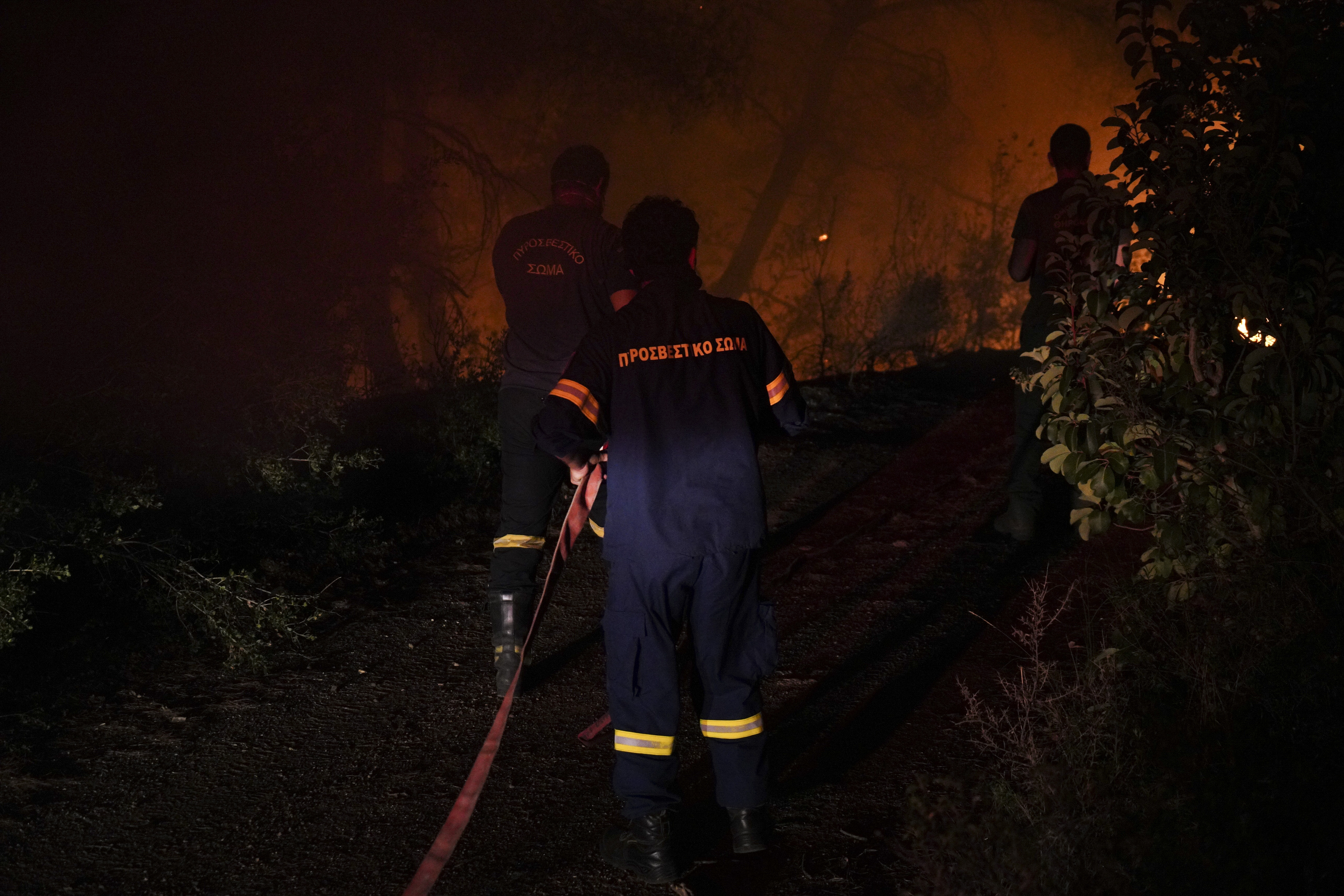 Εύβοια : Σε ύφεση η πυρκαγιά – «Δεν υπάρχει φλόγα, μόνο διάσπαρτες αναζωπυρώσεις»