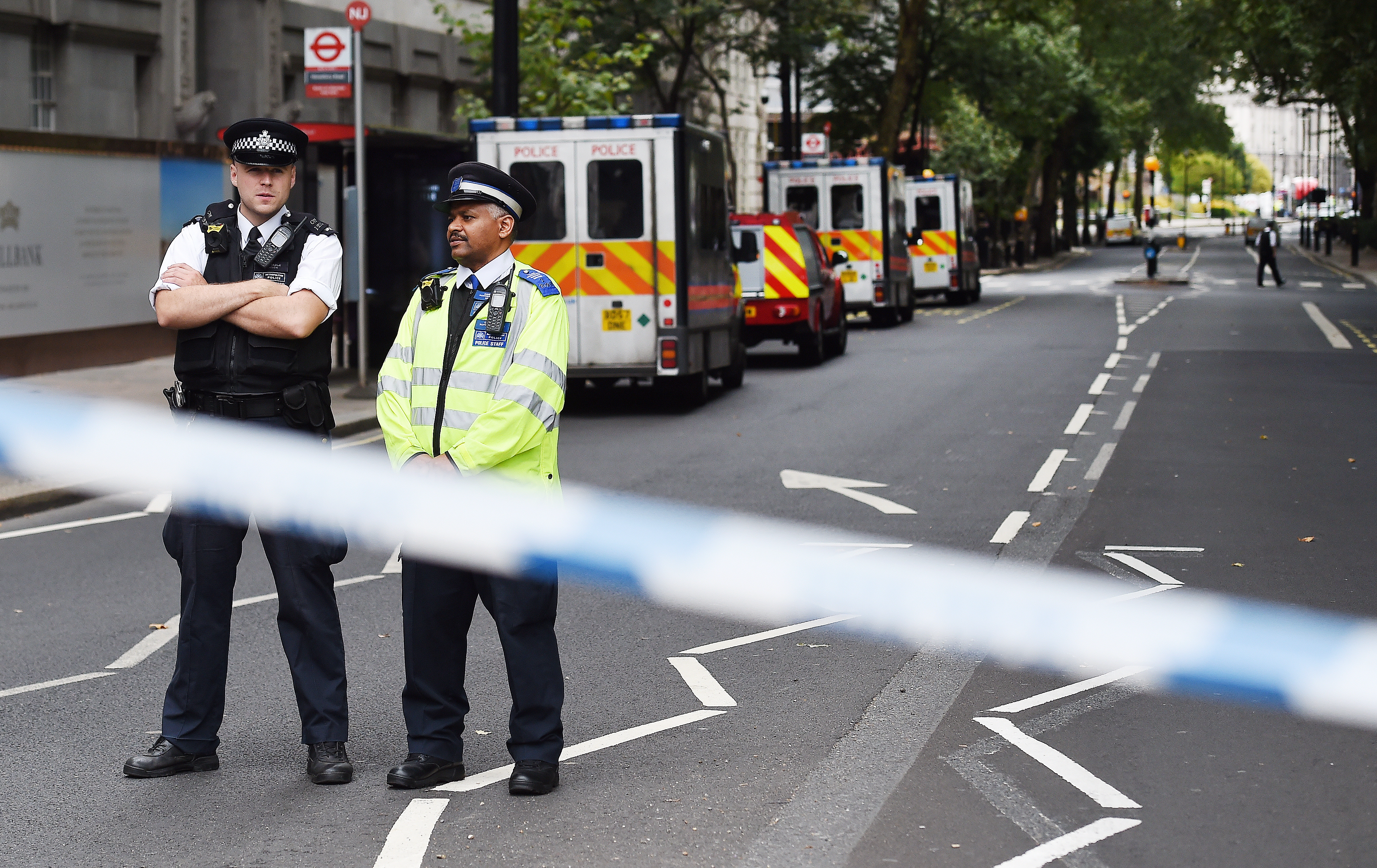Λονδίνο : «Τρομοκατικό συμβάν η πτώση του αυτοκινήτου στο Κοινοβούλιο» – Βίντεο με την τρελή πορεία του