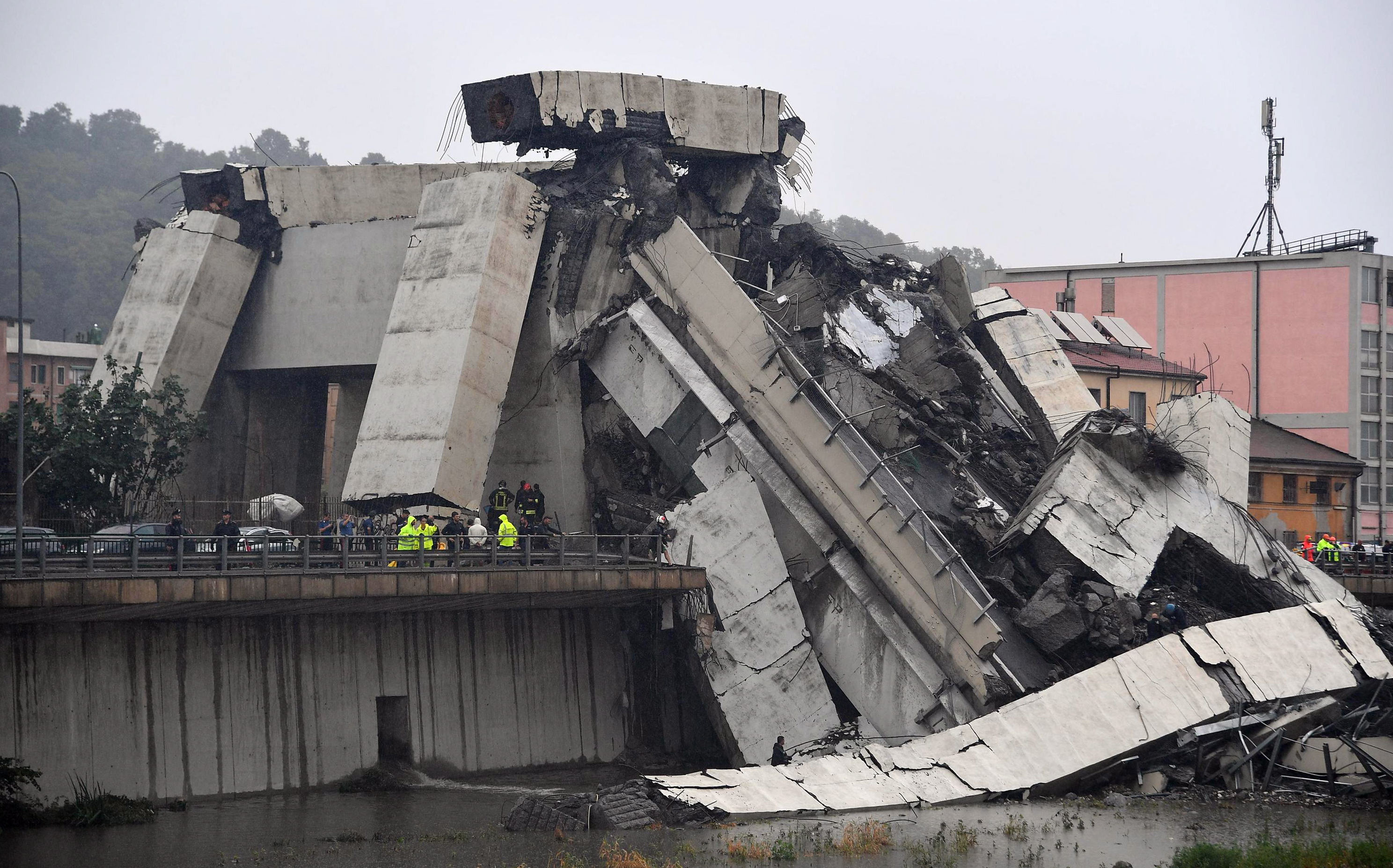 Γένοβα – κατάρρευση οδογέφυρας: Πάνω από 30 οι νεκροί και υπάρχουν πολλοί σοβαρά τραυματίες