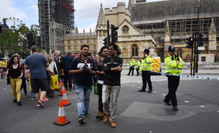 Βρετανία – Μέι: Σοκαριστικό το περιστατικό έξω από το κοινοβούλιο