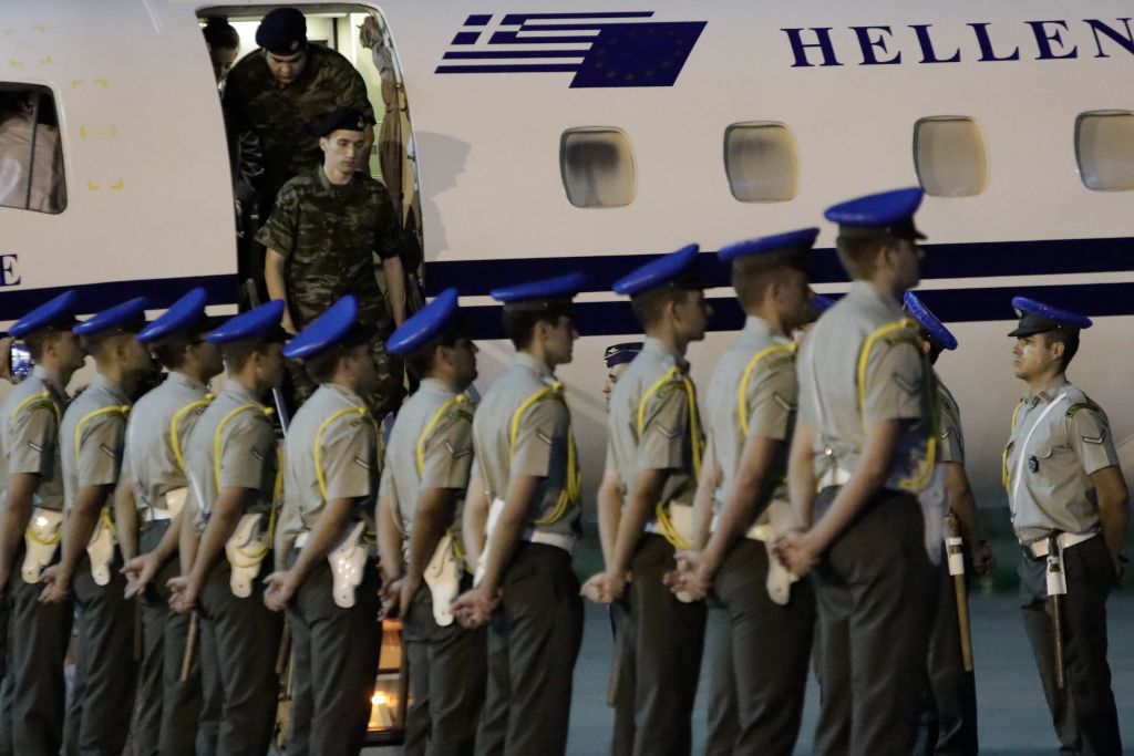 Συνεχίζεται το επικοινωνιακό μπαράζ για τους δύο στρατιωτικούς – Οι κινήσεις Τσίπρα