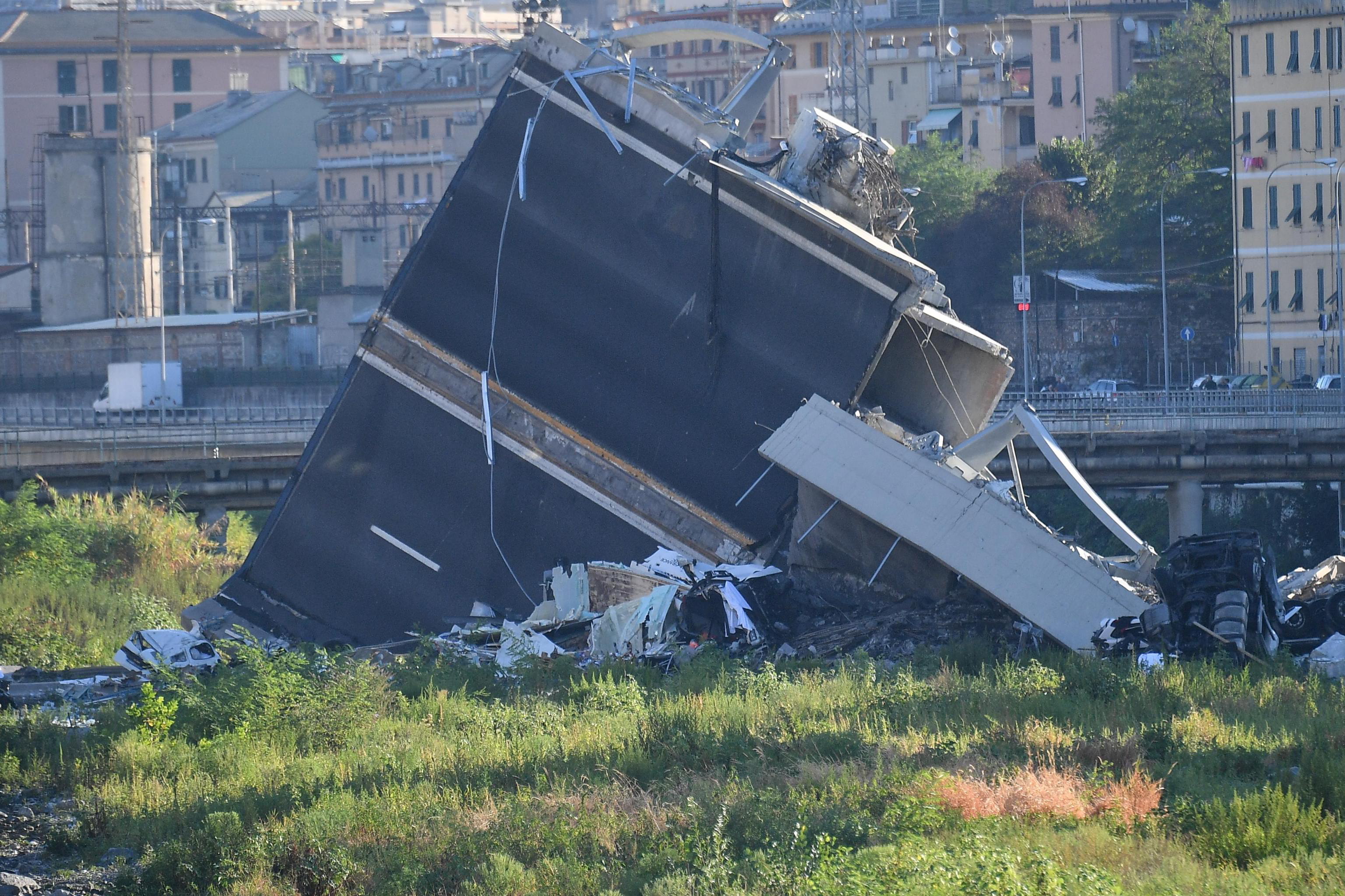 Γένοβα – κατάρρευση οδογέφυρας: 39 νεκροί – Μάχη με το χρόνο για τον εντοπισμό επιζώντων