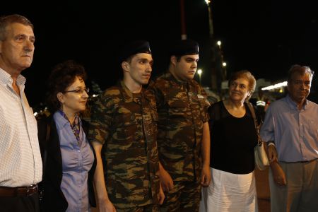 Χαιρετίζει την επιστροφή των δύο στρατιωτικών το Στέιτ Ντιπάρτμεντ