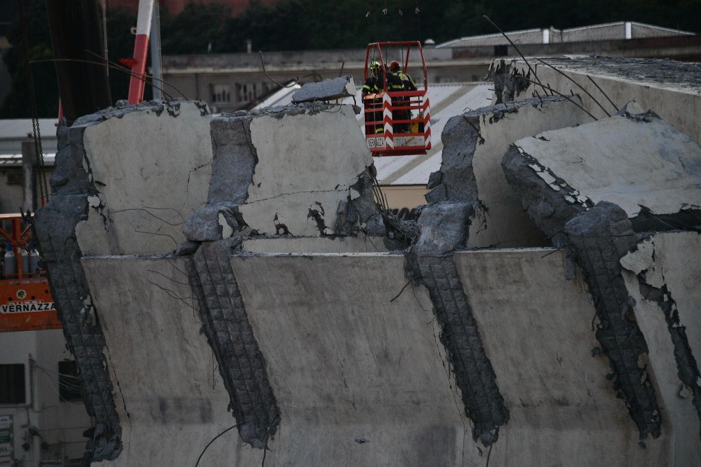 Γένοβα – οδογέφυρα: Συνεχίζονται οι έρευνες στα συντρίμμια για τους αγνοούμενους