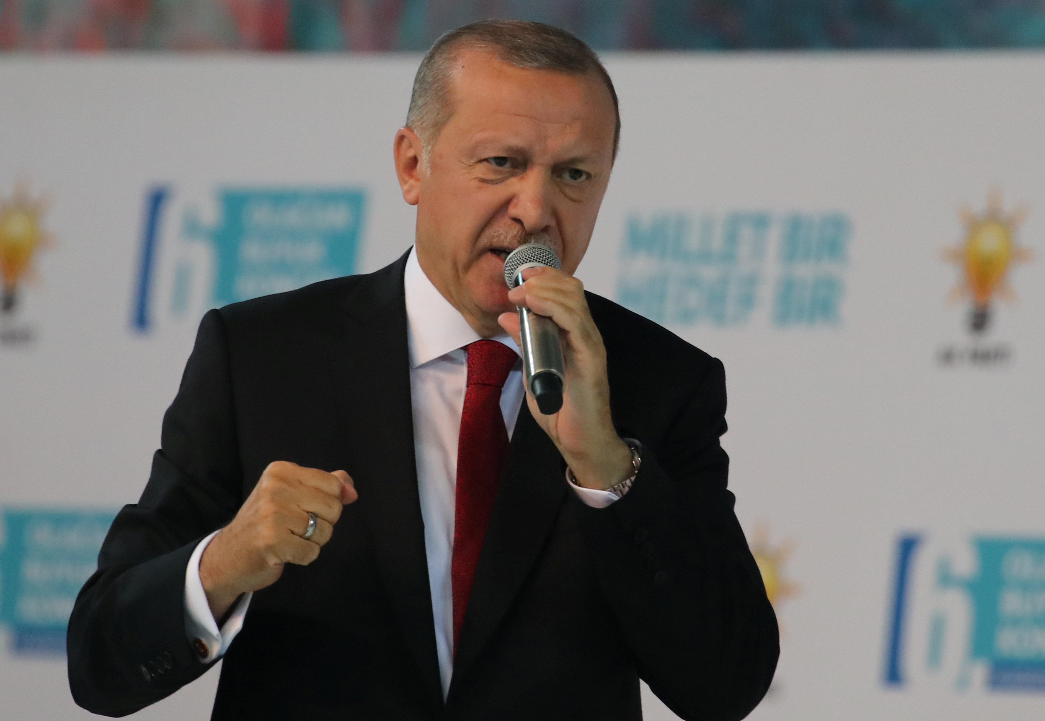 Ερντογάν κατά Τραμπ: Θέλουν να μας γονατίσουν, αλλά θα τους αντιμετωπίσουμε