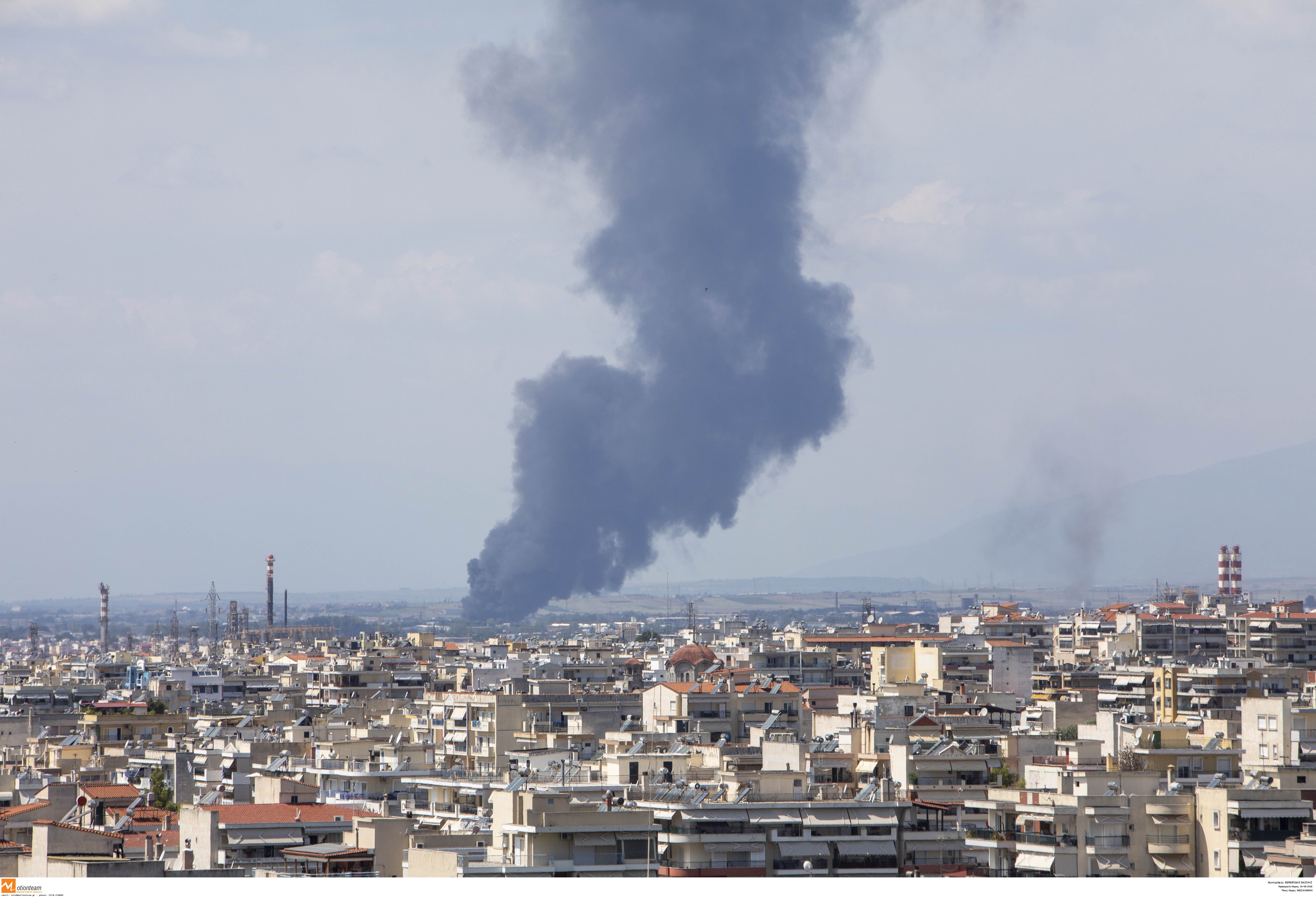 Πυκνοί, μαύροι καπνοί στη Θεσσαλονίκη από πυρκαγιά στα Διαβατά