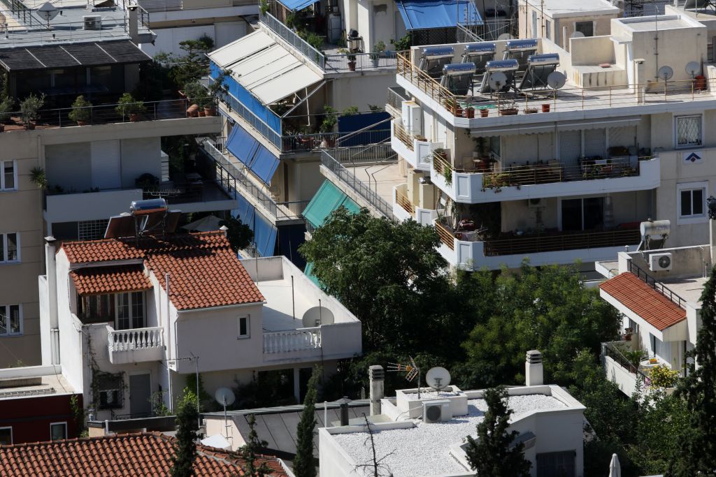 Τα σενάρια που εξετάζει η κυβέρνηση για τη μείωση του ΕΝΦΙΑ