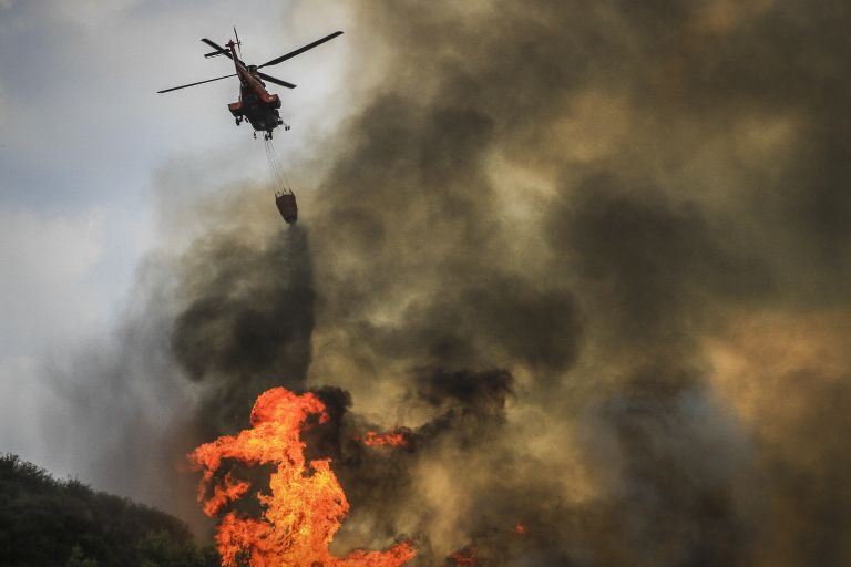 Εξακολουθεί η μάχη των πυροσβεστών με δύο πύρινα μέτωπα στην Ηλεία – Δεν απειλούνται κατοικίες | tovima.gr