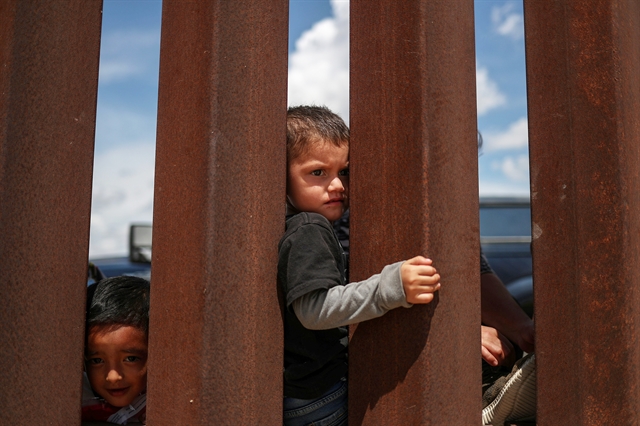 Εγκλωβισμένα 12.800 παιδιά στα hotspots των ΗΠΑ