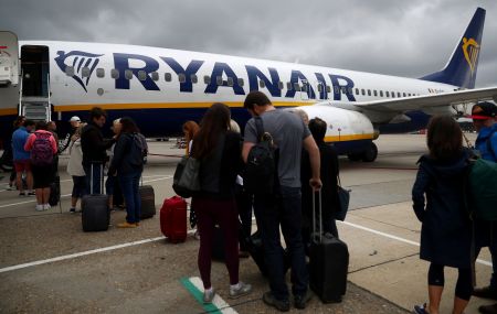 Ryanair: Τέρμα η δωρεάν χειραποσκευή από τον Νοέμβριο