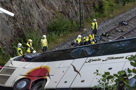 Τέσσερις νεκροί από πτώση λεωφορείου από γέφυρα στη Φινλανδία [Εικόνες]