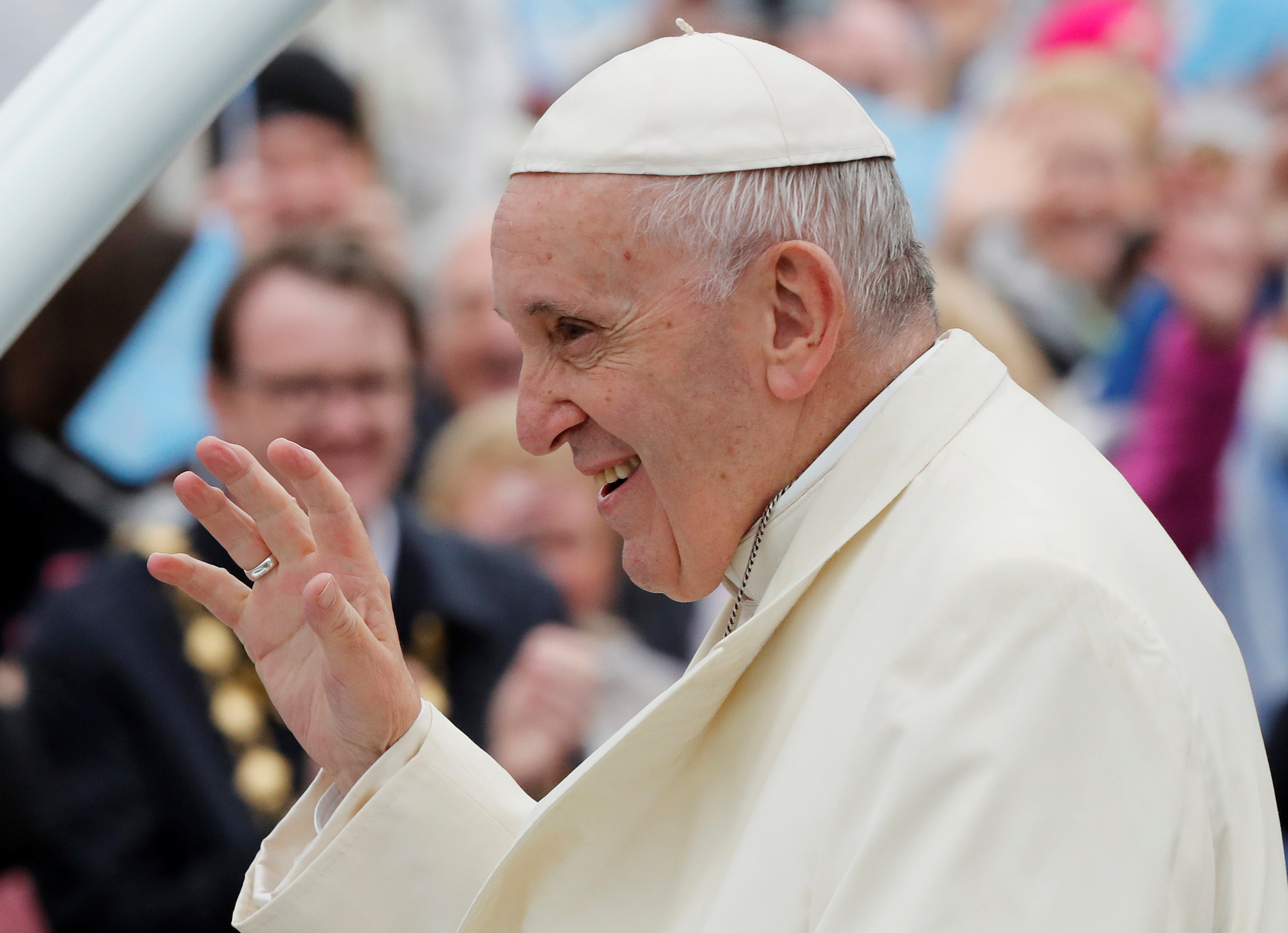 Πρώην αξιωματούχος του Βατικανού ζητά την παραίτηση του πάπα