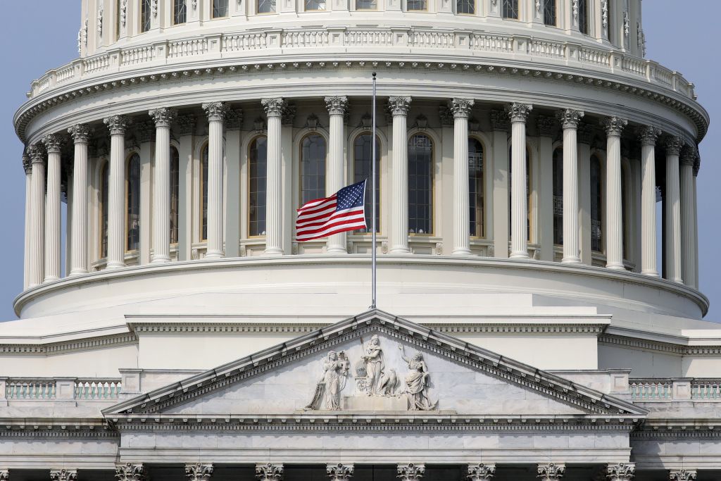 Δεν θα πάει στην κηδεία του Μακέιν ο Τραμπ