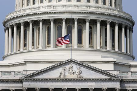 Δεν θα πάει στην κηδεία του Μακέιν ο Τραμπ