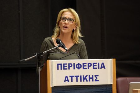 Επιμένει η Δούρου: Υποκρισία να μας κατηγορούν για απουσία από το μέτωπο της πυρκαγιάς στο Μάτι