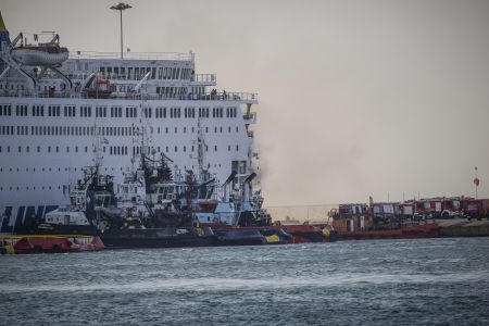 Παραμένουν εστίες φωτιάς στο «Ελ. Βενιζέλος» – Εχει πάρει κλίση το πλοίο – Δύσκολη ακόμα η πρόσβαση των πυροσβεστών