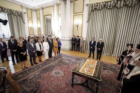 Ορκίστηκαν τα μέλη της νέας κυβέρνησης – Tελετές παράδοσης – παραλαβής στα υπουργεία που αλλάζουν «χέρια»