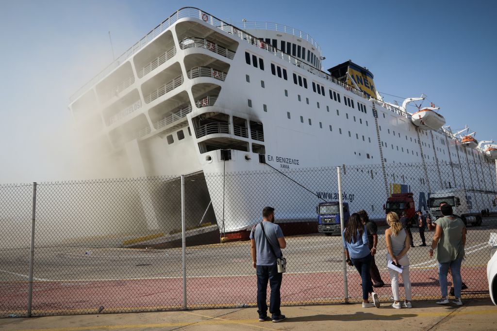Για 2ο εικοσιτετράωρο καίει η φωτιά στο πλοίο «Ελευθέριος Βενιζέλος»