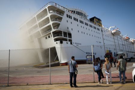 Για 2ο εικοσιτετράωρο καίει η φωτιά στο πλοίο «Ελευθέριος Βενιζέλος»